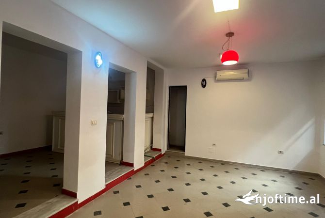 Jepet me qera Ambient Biznesi 500LEK Rruga e Durresit 