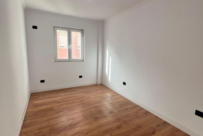 Shtepi ne shitje Apartament ne Tirane, 2+1, Mobilimi Bosh, pa mobiluar, Pagesa 155,003  Euro.
