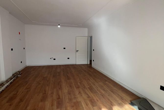Shtepi ne shitje Apartament ne Tirane, 2+1, Mobilimi Bosh, pa mobiluar, Pagesa 155,003  Euro.