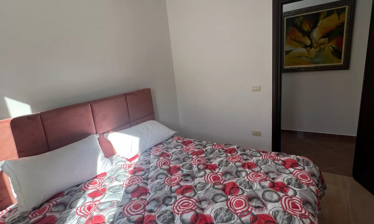 Shtepi ne shitje Apartament ne Tirane, 2+1, Mobilimi E mobiluar, Pagesa 199,066  Euro.