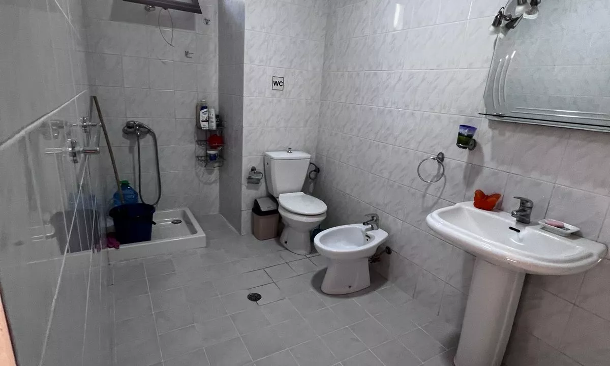 Shtepi ne shitje Apartament ne Tirane, 2+1, Mobilimi E mobiluar, Pagesa 135,000  Euro.
