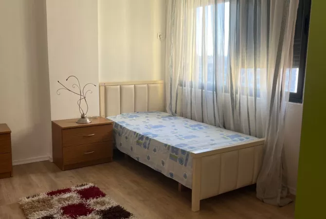 Shtepi ne shitje Apartament ne Tirane, 2+1, Mobilimi E mobiluar, Pagesa 135,000  Euro.