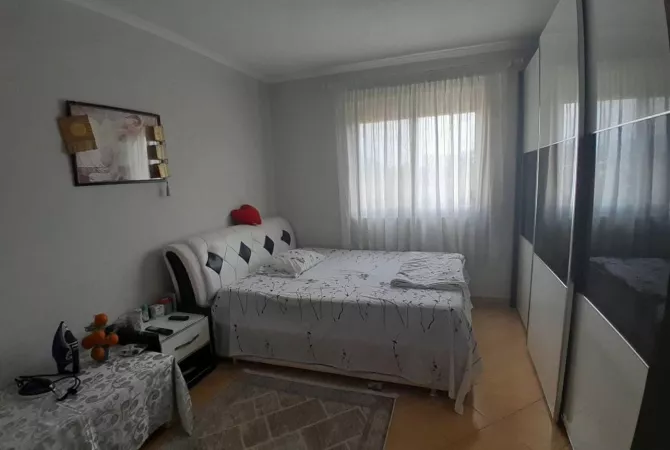 Shtepi ne shitje Apartament ne Tirane, 2+1, Mobilimi E mobiluar, Pagesa 117,000  Euro.