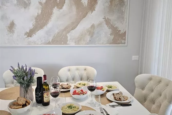 Shtepi ne shitje Apartament ne Tirane, 2+1, Mobilimi E mobiluar, Pagesa 215,007  Euro.