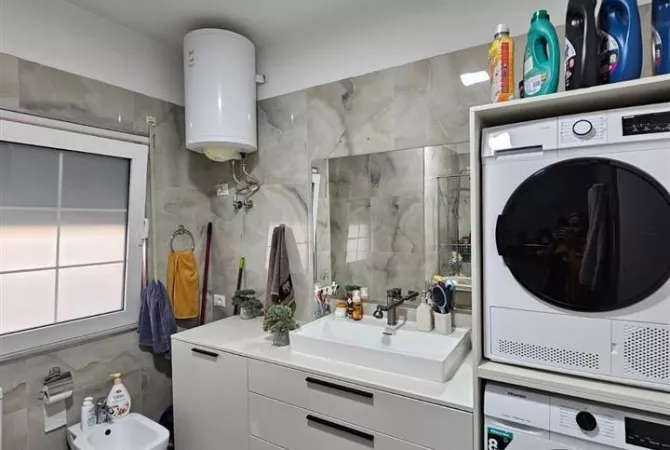 Shtepi ne shitje Apartament ne Tirane, 2+1, Mobilimi E mobiluar, Pagesa 215,007  Euro.