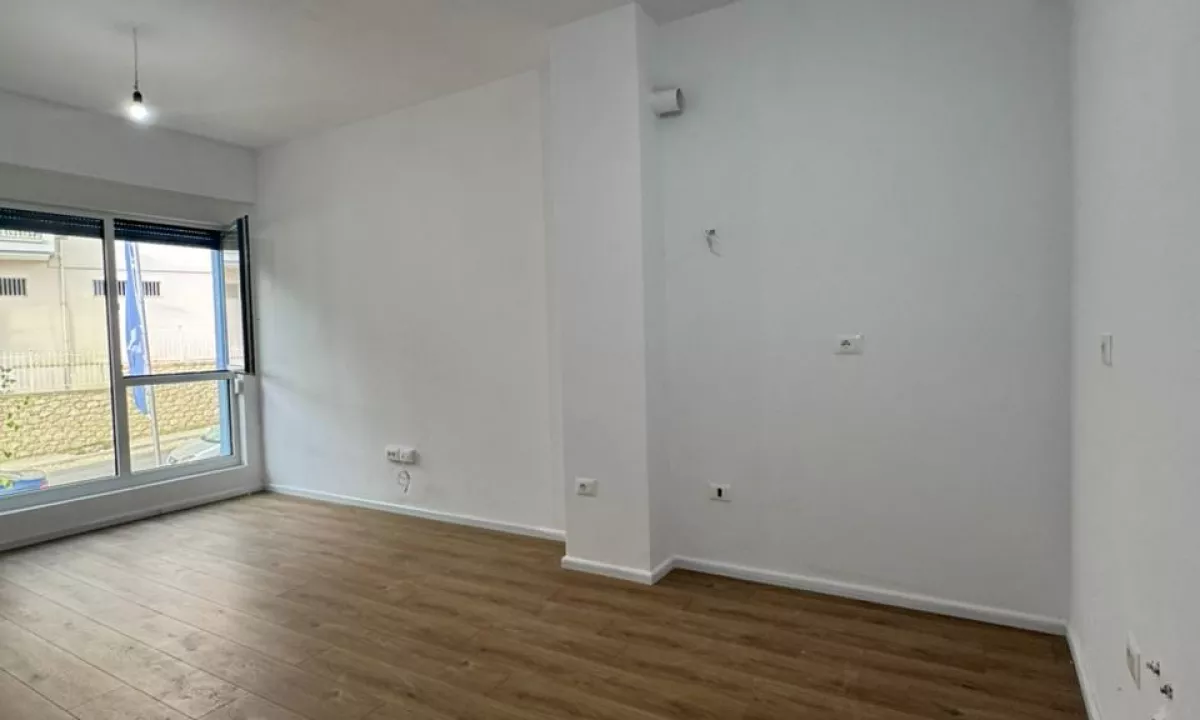 Shtepi ne shitje Apartament ne Tirane, 1+1, Mobilimi Bosh, pa mobiluar, Pagesa 83,501  Euro.