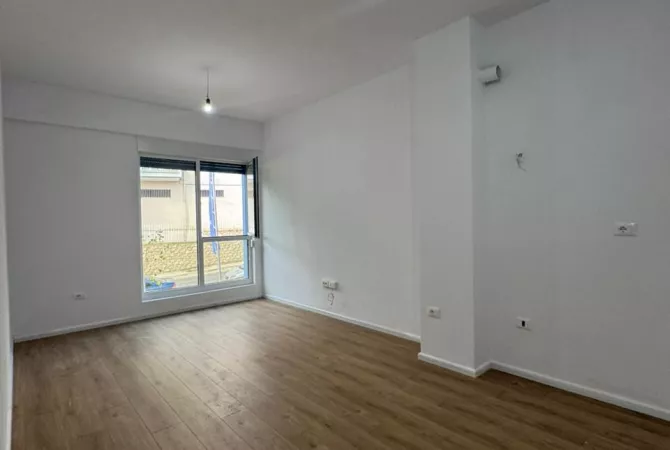 Shtepi ne shitje Apartament ne Tirane, 1+1, Mobilimi Bosh, pa mobiluar, Pagesa 83,501  Euro.