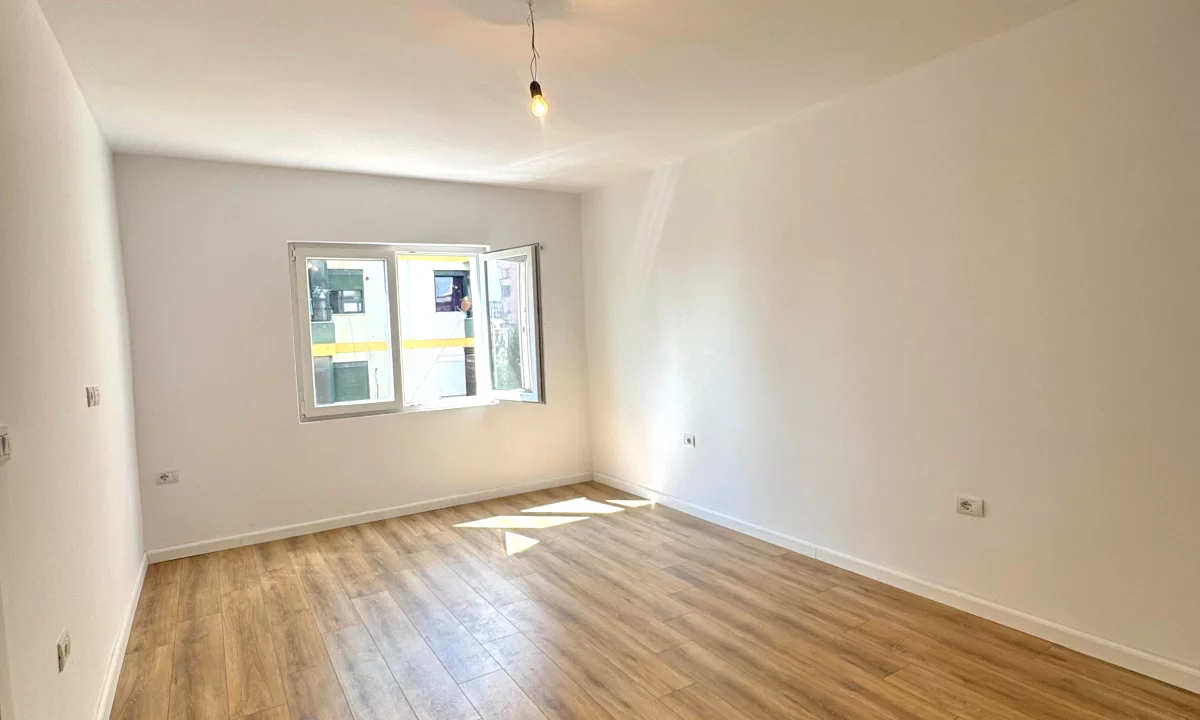 Shtepi ne shitje Apartament ne Tirane, 1+1, Mobilimi Bosh, pa mobiluar, Pagesa 98,000  Euro.