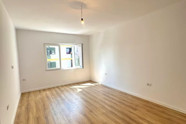 Shtepi ne shitje Apartament ne Tirane, 1+1, Mobilimi Bosh, pa mobiluar, Pagesa 98,000  Euro.