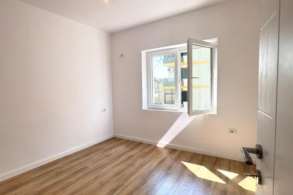 Shtepi ne shitje Apartament ne Tirane, 1+1, Mobilimi Bosh, pa mobiluar, Pagesa 98,000  Euro.