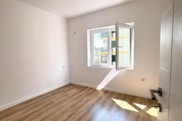 Shtepi ne shitje Apartament ne Tirane, 1+1, Mobilimi Bosh, pa mobiluar, Pagesa 98,000  Euro.