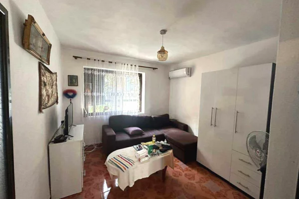 Shtepi ne shitje Apartament ne Tirane, Garsoniere, Mobilimi E mobiluar, Pagesa 53,008  Euro.