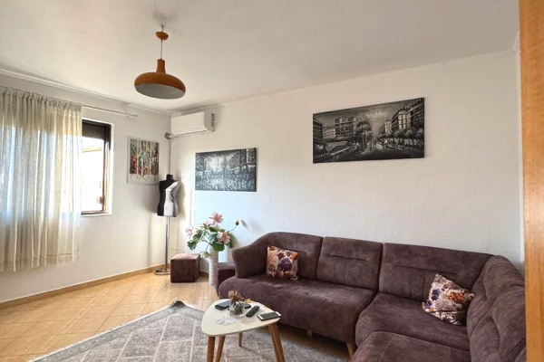 Shtepi ne shitje Apartament ne Tirane, 2+1, Mobilimi Bosh, pa mobiluar, Pagesa 117,000  Euro.