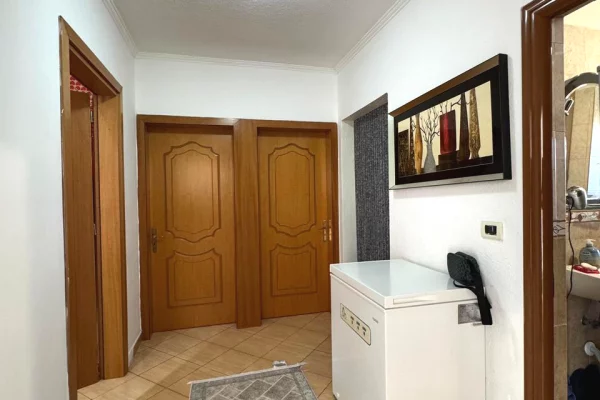 Shtepi ne shitje Apartament ne Tirane, 2+1, Mobilimi Bosh, pa mobiluar, Pagesa 117,000  Euro.