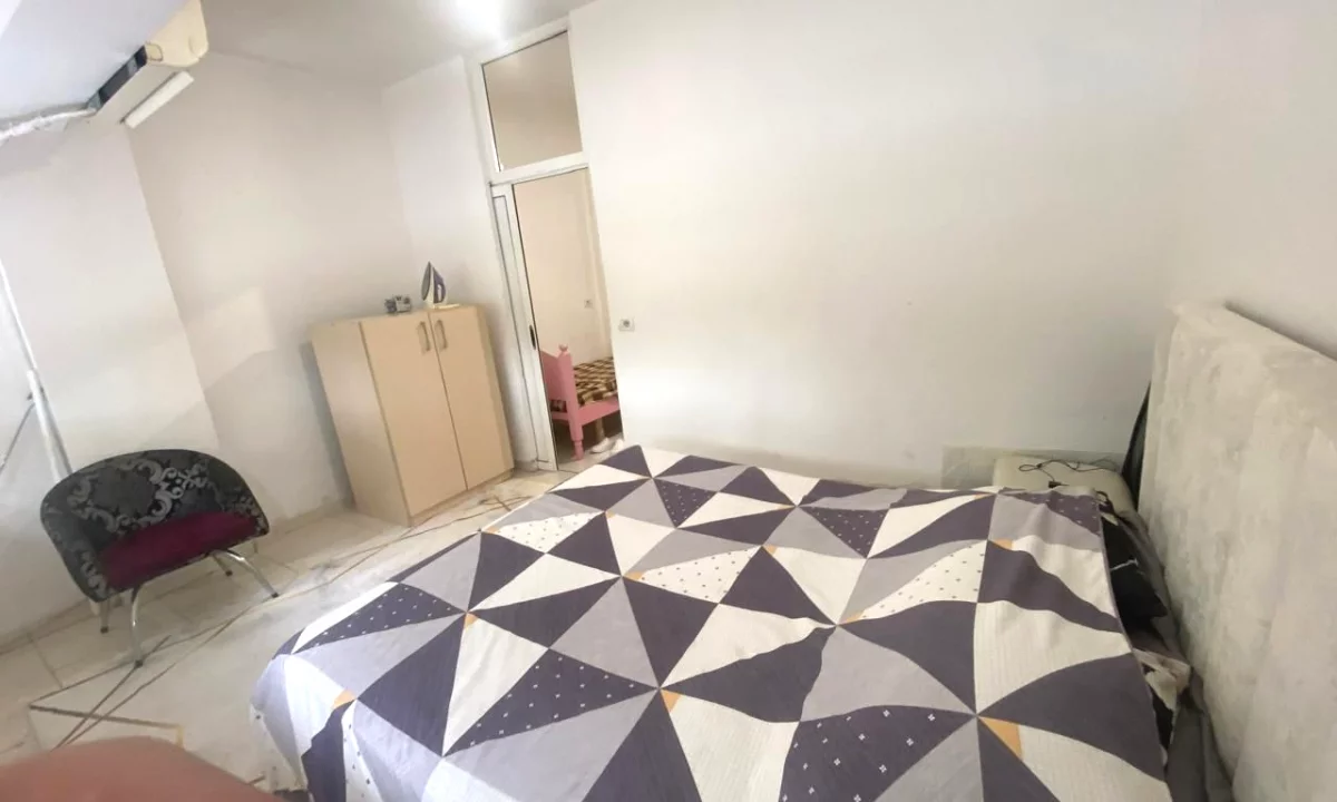 Shtepi ne shitje Apartament ne Tirane, Garsoniere, Mobilimi E mobiluar, Pagesa 91,200  Euro.