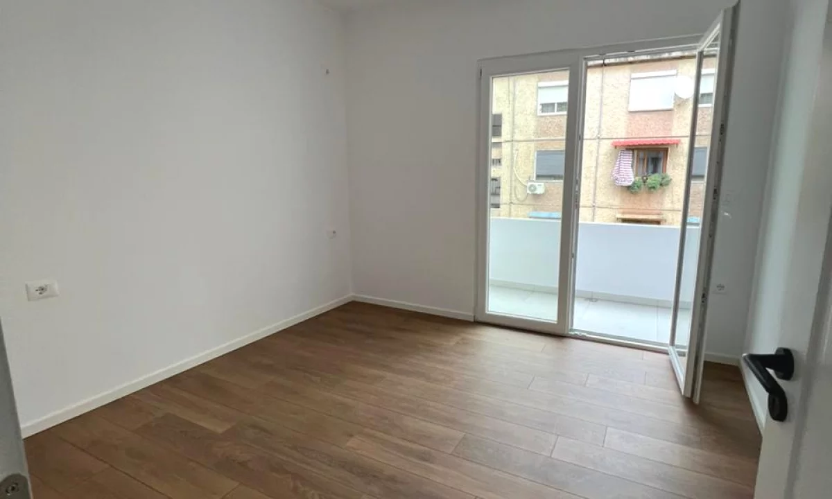 Shtepi ne shitje Apartament ne Tirane, 1+1, Mobilimi Bosh, pa mobiluar, Pagesa 95,001  Euro.