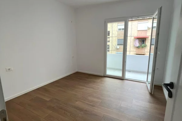 SHITET APARTAMENT 1+1+BALLKON 95,000€ NË OXHAK, RRUGA KONGRESI I MANASTIRIT
