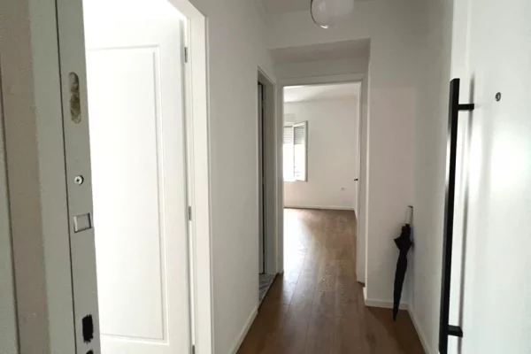 Shtepi ne shitje Apartament ne Tirane, 1+1, Mobilimi Bosh, pa mobiluar, Pagesa 95,001  Euro.