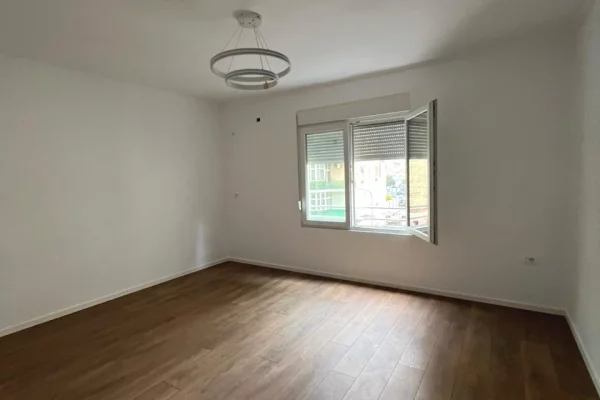 Shtepi ne shitje Apartament ne Tirane, 1+1, Mobilimi Bosh, pa mobiluar, Pagesa 95,001  Euro.