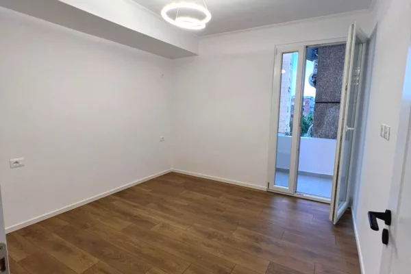 Shtepi ne shitje Apartament ne Tirane, 2+1, Mobilimi Bosh, pa mobiluar, Pagesa 118,003  Euro.