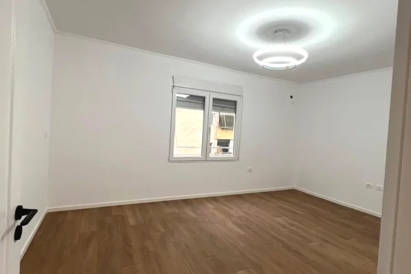 Shtepi ne shitje Apartament ne Tirane, 2+1, Mobilimi Bosh, pa mobiluar, Pagesa 118,003  Euro.