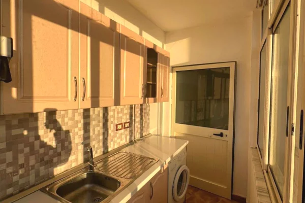 Shtepi ne shitje Apartament ne Tirane, 1+1, Mobilimi E mobiluar, Pagesa 75,001  Euro.