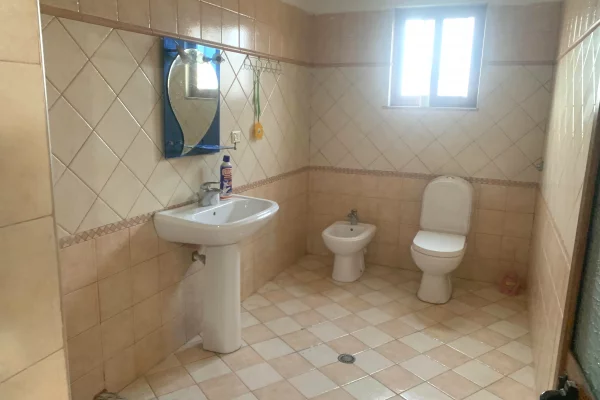 Shtepi me qera Apartament ne Tirane, 2+1, Mobilimi E mobiluar, Pagesa 400  Euro.