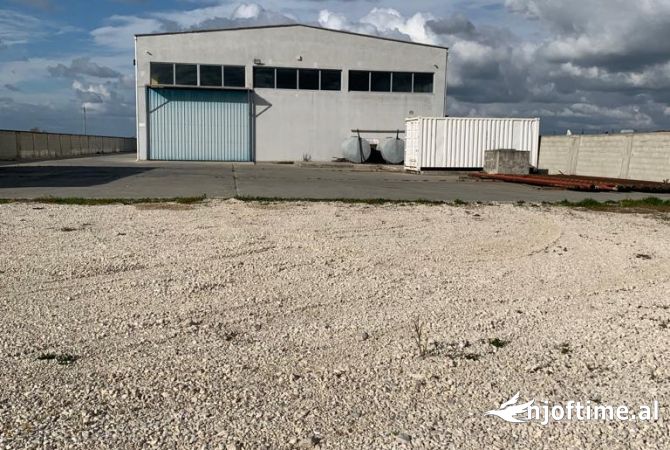 Ambiente Commerciale in Affitto 4+1 a Fier - 2,500 Euro