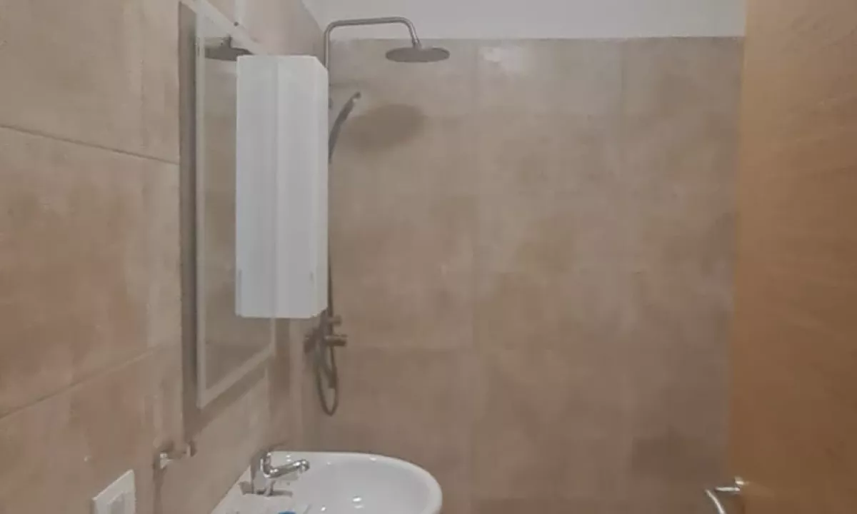 Shtepi me qera Apartament ne Tirane, 2+1, Mobilimi Bosh, pa mobiluar, Pagesa 400  Euro.