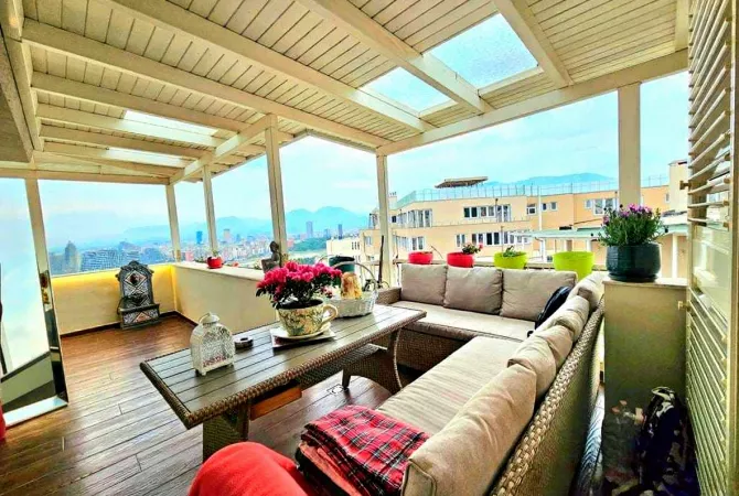 Shtepi ne shitje Penthose(kati i fundit panoramik) ne Tirane, 3+1, Mobilimi E mobiluar, Pagesa 320,000  Euro.