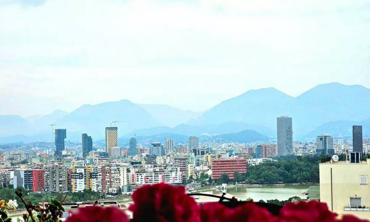 Shtepi ne shitje Penthose(kati i fundit panoramik) ne Tirane, 3+1, Mobilimi E mobiluar, Pagesa 320,000  Euro.