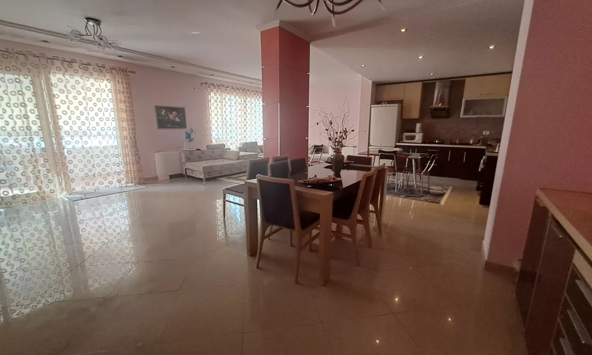 Shtepi ne shitje Apartament ne Tirane, 4+1, Mobilimi E mobiluar, Pagesa 210,000  Euro.