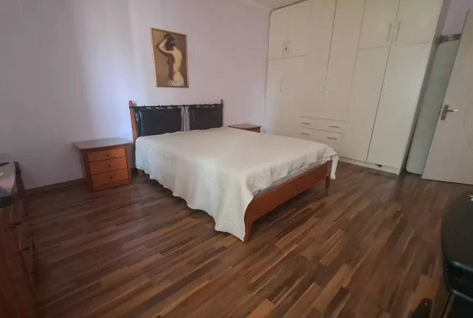 Shtepi ne shitje Apartament ne Tirane, 4+1, Mobilimi E mobiluar, Pagesa 210,000  Euro.