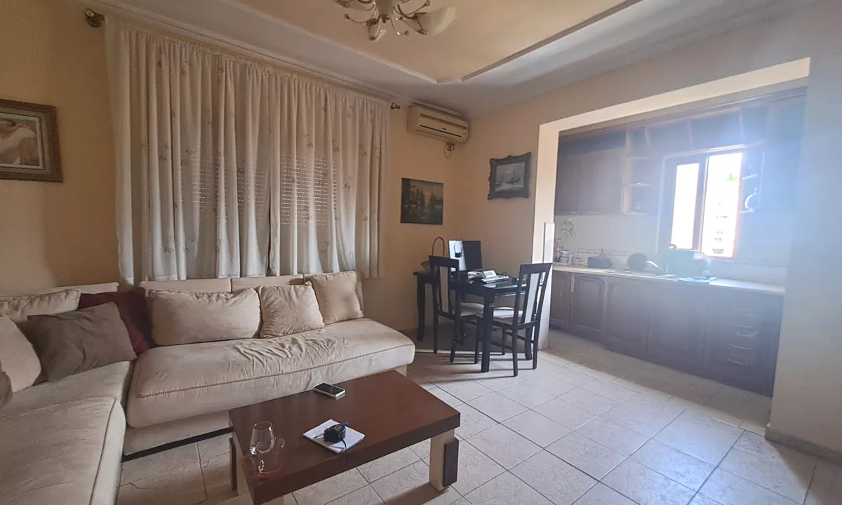 Shtepi ne shitje Duplex(shtepi me 2 kate) ne Tirane, 4+1, Mobilimi E mobiluar, Pagesa 145,000  Euro.