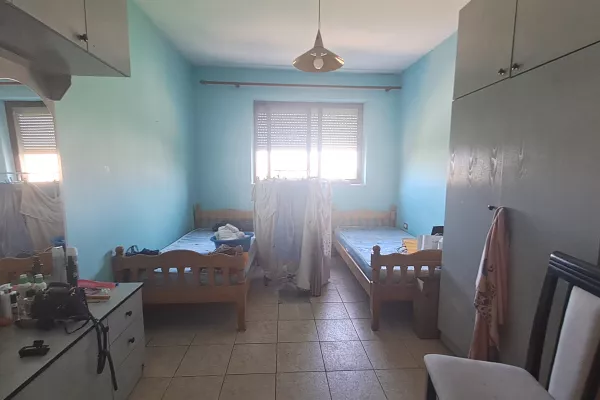 Shtepi ne shitje Duplex(shtepi me 2 kate) ne Tirane, 4+1, Mobilimi E mobiluar, Pagesa 145,000  Euro.