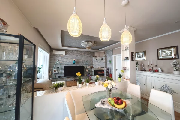 Shtepi ne shitje Apartament ne Tirane, 3+1, Mobilimi E mobiluar, Pagesa 300,000  Euro.