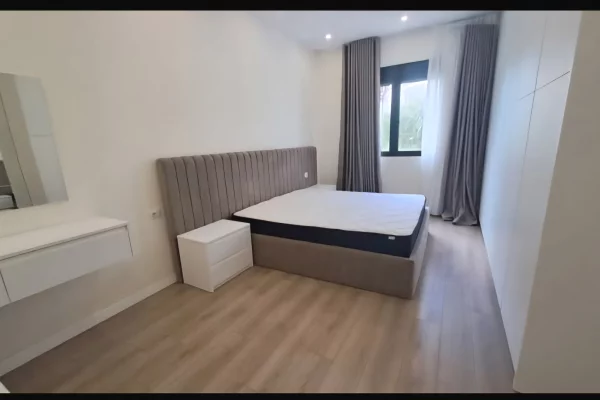 Shtepi ne shitje Apartament ne Tirane, 2+1, Mobilimi E mobiluar, Pagesa 270,000  Euro.