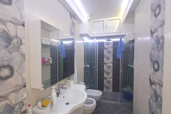 Shtepi ne shitje Apartament ne Durres, 2+1, Mobilimi E mobiluar, Pagesa 140,000  Euro.
