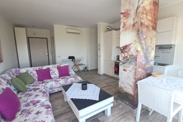 Shtepi ne shitje Apartament ne Durres, 2+1, Mobilimi E mobiluar, Pagesa 140,000  Euro.