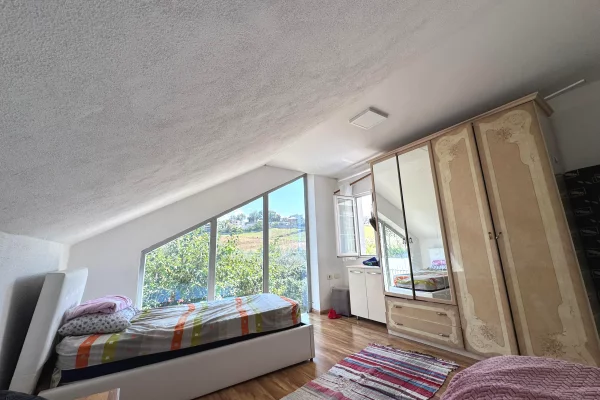 Shtepi ne shitje Shtepi Private ne Tirane, 4+1, Mobilimi E mobiluar, Pagesa 250,000  Euro.