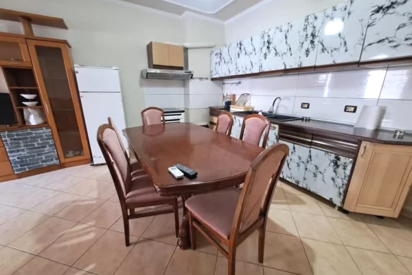 Shtepi me qera Apartament ne Tirane, 2+1, Mobilimi E mobiluar, Pagesa 400  Euro.