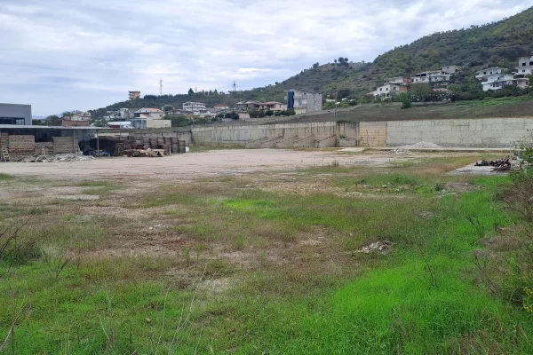 Truall ose Toke ne Tirane - 2,000 Euro