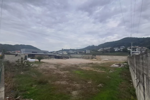 Truall ose Toke ne Tirane - 2,000 Euro