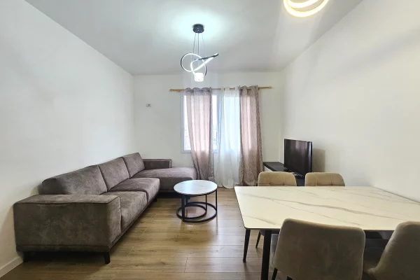 Shtepi me qera Apartament ne Tirane, 3+1, Mobilimi E mobiluar, Pagesa 650  Euro.