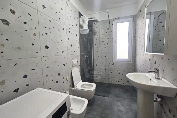 Shtepi me qera Apartament ne Tirane, 3+1, Mobilimi E mobiluar, Pagesa 650  Euro.