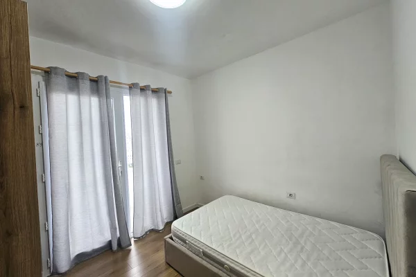 Shtepi me qera Apartament ne Tirane, 3+1, Mobilimi E mobiluar, Pagesa 650  Euro.