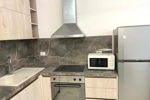 Shtepi me qera Apartament ne Tirane, 2+1, Mobilimi E mobiluar, Pagesa 700  Euro.