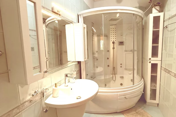 Shtepi me qera Shtepi Private ne Tirane, 2+1, Mobilimi E mobiluar, Pagesa 1,500  Euro.