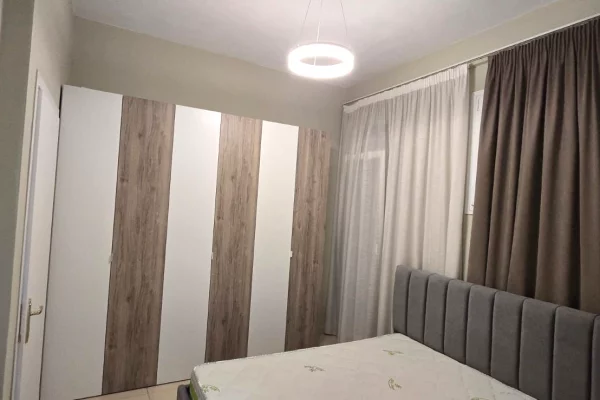 Shtepi me qera Apartament ne Tirane, 2+1, Mobilimi E mobiluar, Pagesa 900  Euro.