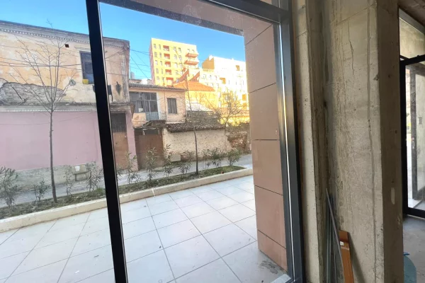 Ambient biznesi shitje/qira - Shkolla e kuqe